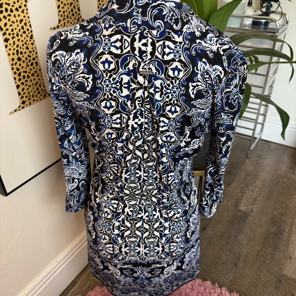 White House Black Market Blue/White Printed Blouse – Size XS - Picture 5 of 8
